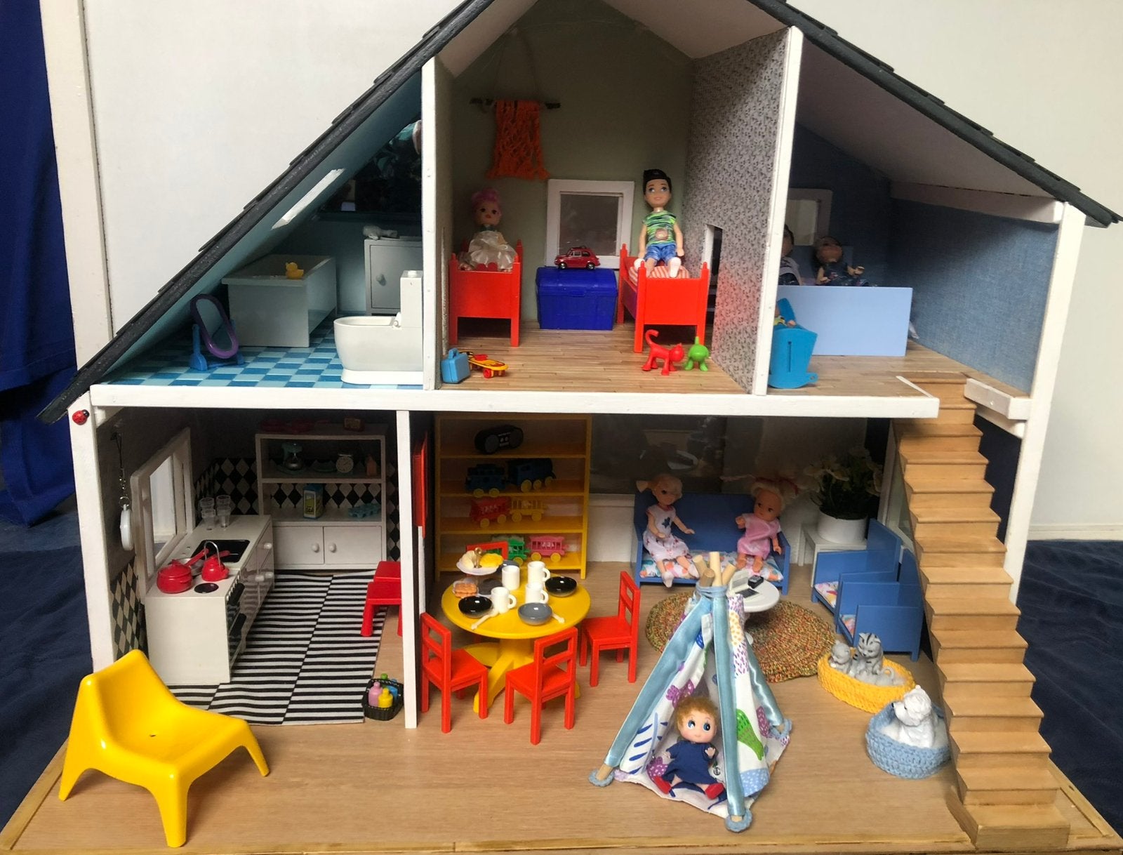 Gerenoveerd poppenhuis, Ophalen, Zo goed als nieuw, Poppenhuis