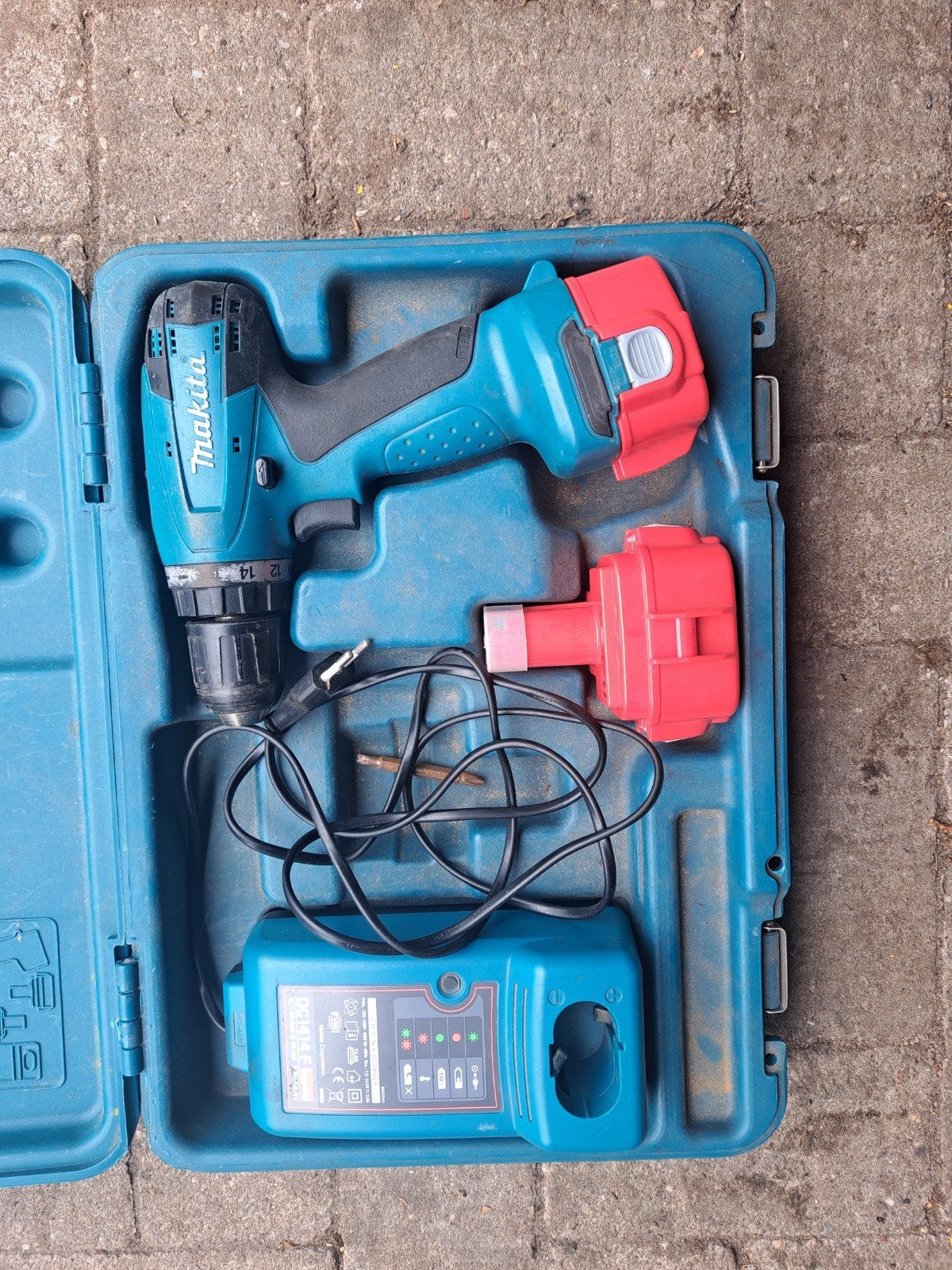Makita 6271D Boor- en Schroefmachine 2x nieuwe Accu, Gebruikt, Variabele snelheid, Ophalen of Verzenden, Boor- en Schroefmachine
