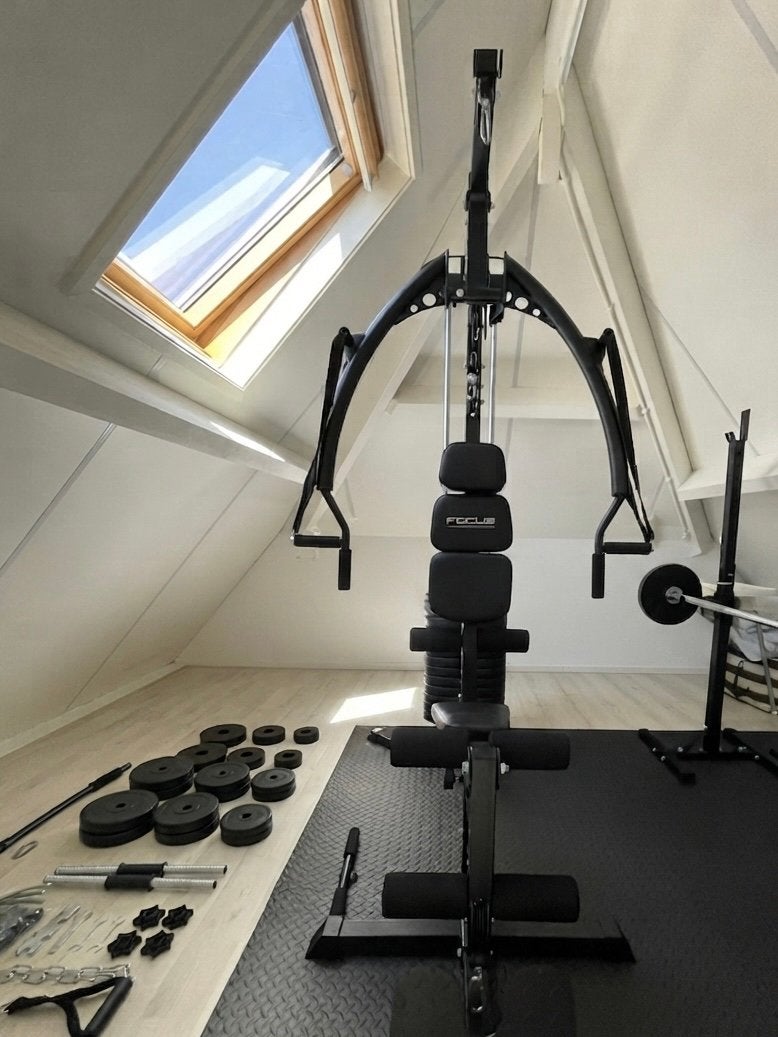 Complete thuisgym: met krachtstation, squat rack & meer, Ophalen of Verzenden, Zo goed als nieuw, Borst, Krachtstation