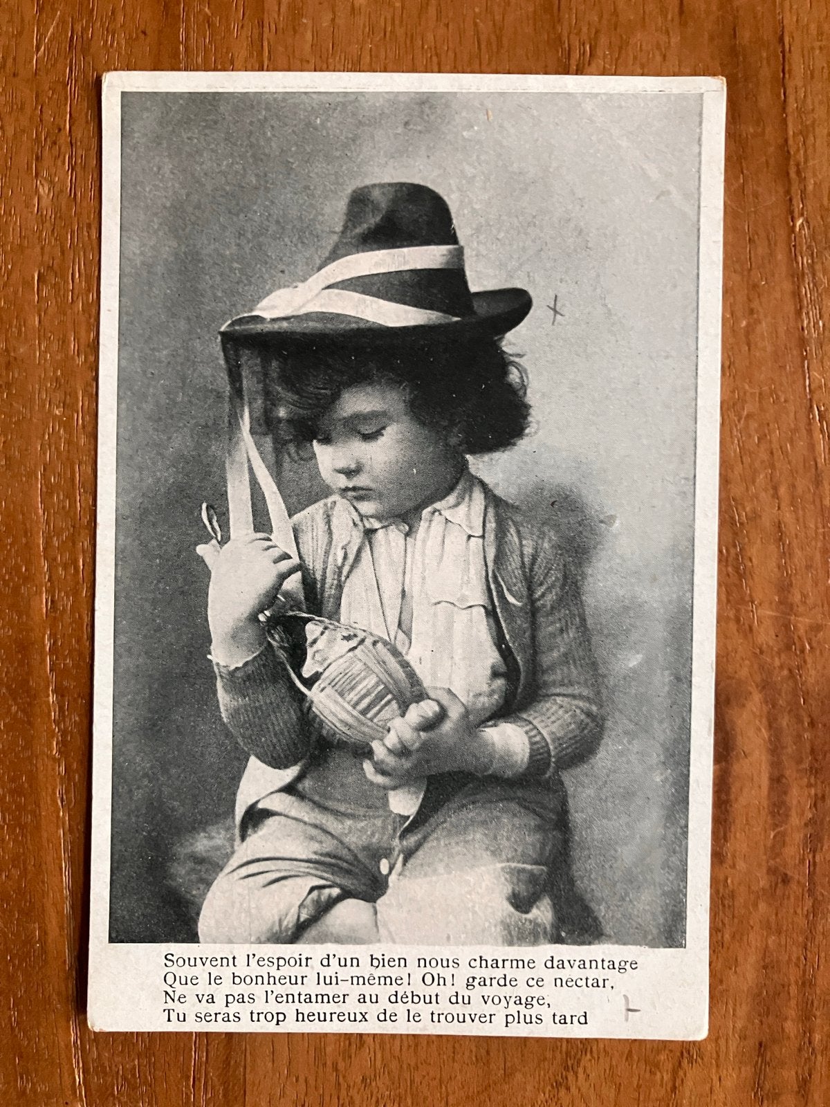 Antieke Franse prentbriefkaart - Jongen met hoed en wijnfles, Ophalen of Verzenden, Voor 1920, Gelopen, Kinderen