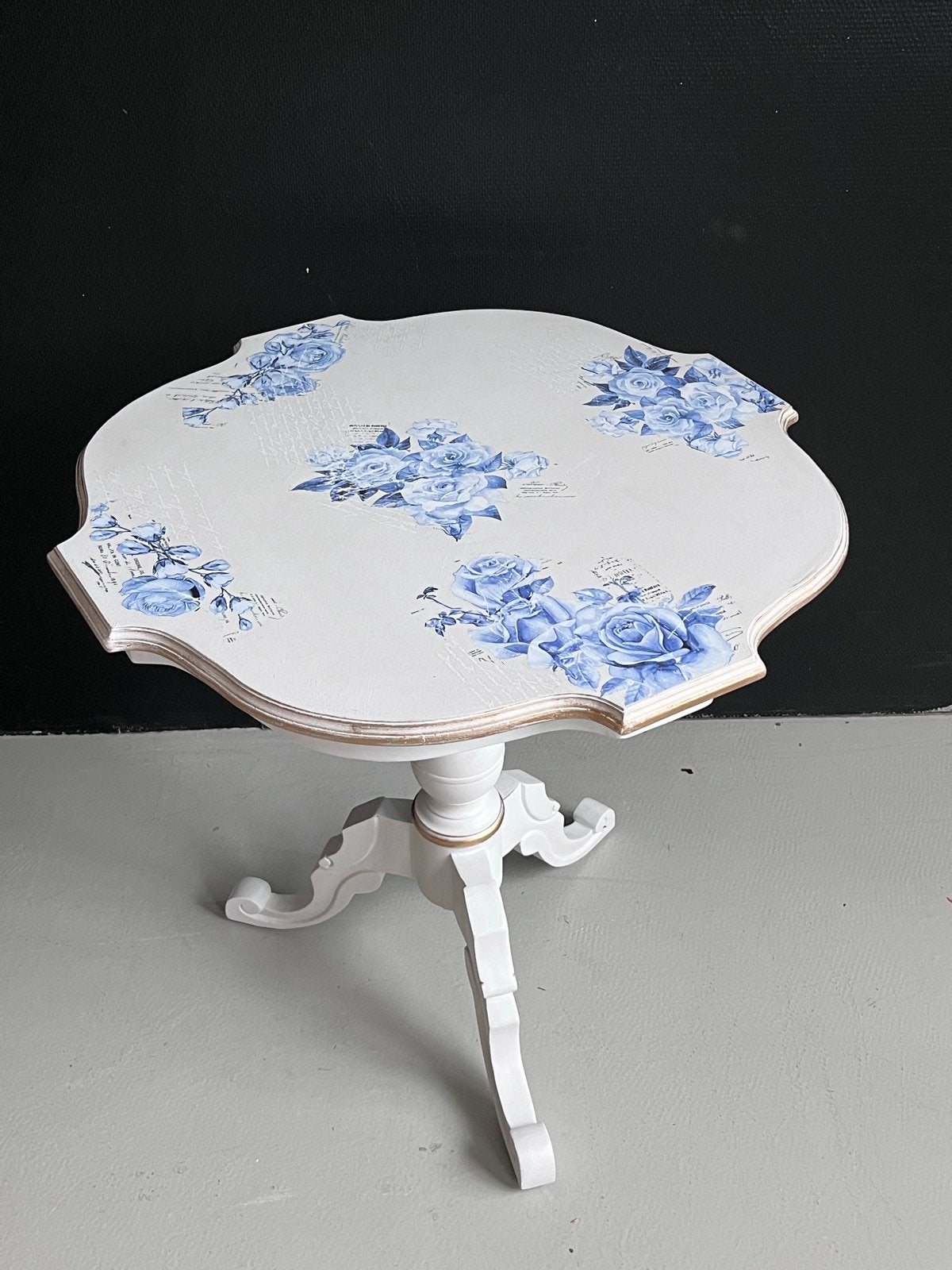 Bijzettafel met blauwe rozen, Antiek en Kunst, Antiek | Meubels | Tafels, Ophalen