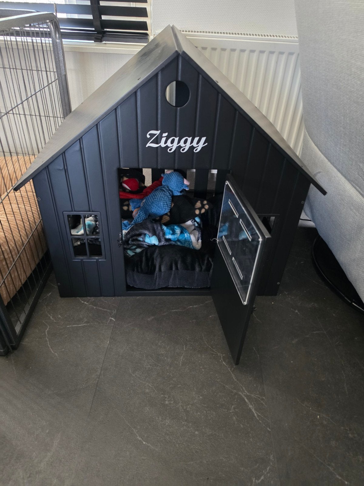 bench met slotje op de deur/hondenhok ziggy kan er af, Ophalen, Nieuw, 110 cm of meer
