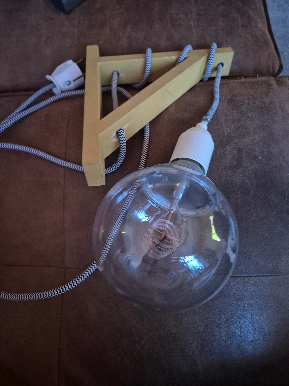 Wandlamp met houten beugel en grote Edison gloeilamp, Overige merken, Gebruikt, Geel, Hout