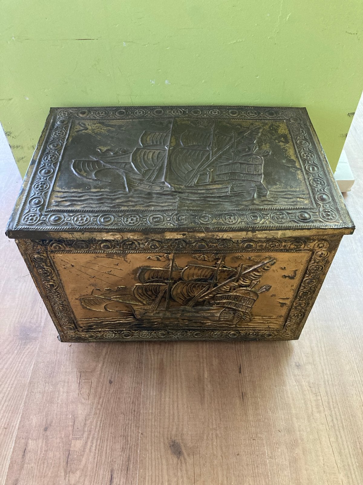 Houten dekenkist met ornamentaal metaal en scheepmotieven, Huis en Inrichting, Woonaccessoires | Kisten, Ophalen, Gebruikt, 50 tot 100 cm