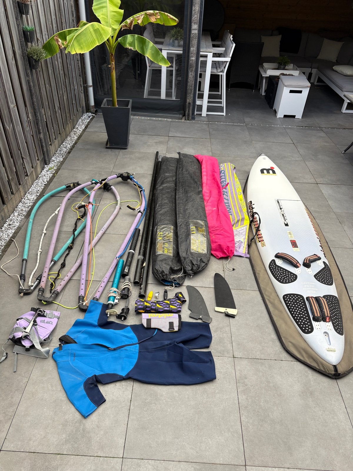 Complete windsurfset: Mistral Screamer, 4 zeilen, 3 gieken, Watersport en Boten, Ophalen, Gebruikt, 6.5 m² tot 8 m², Met vin(nen)