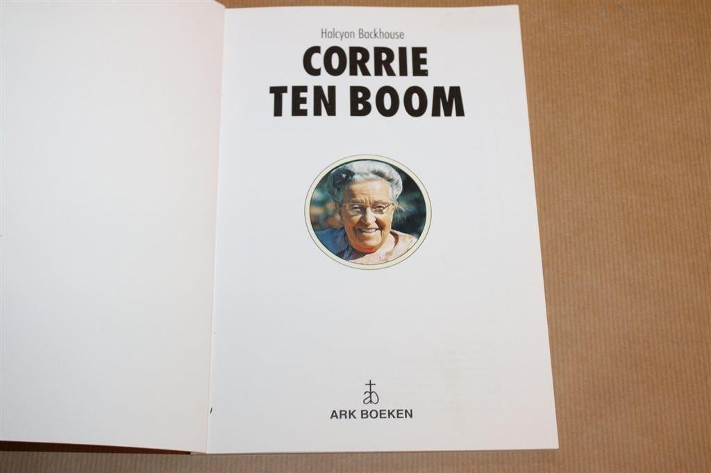 Corrie ten Boom — Levensverhaal Geloof & Oorlog 1993, Ophalen of Verzenden, Gelezen, Politiek