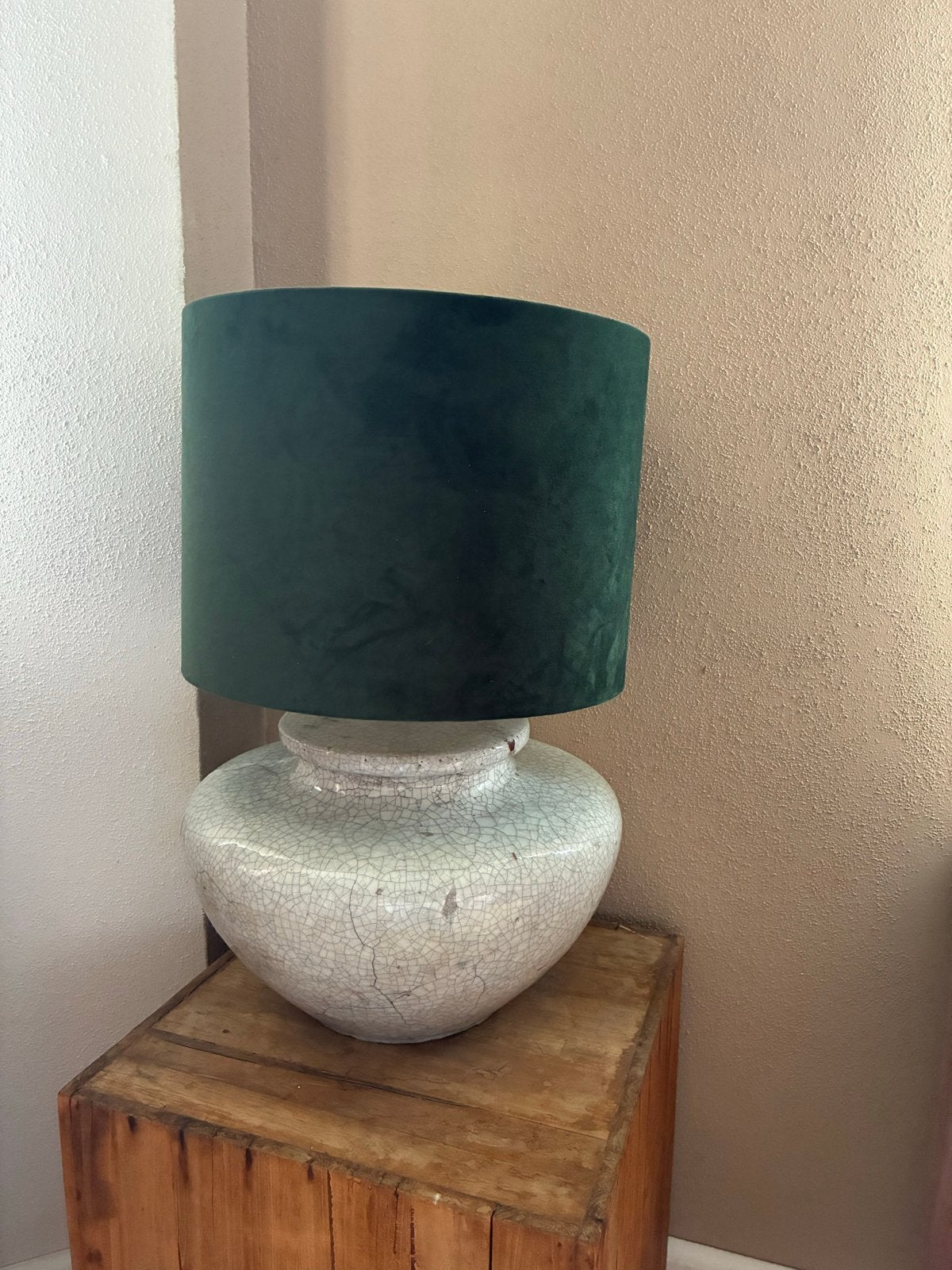 Grote kruiklamp met craquelé voet en groene velours kap, Ophalen, Gebruikt, Textiel, Groen