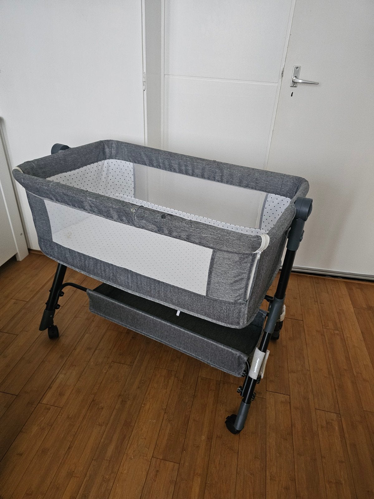 Co-sleeper/Wiegje - Grijs met witte stippen, Kinderen en Baby's, Ophalen, Zo goed als nieuw, Wieg