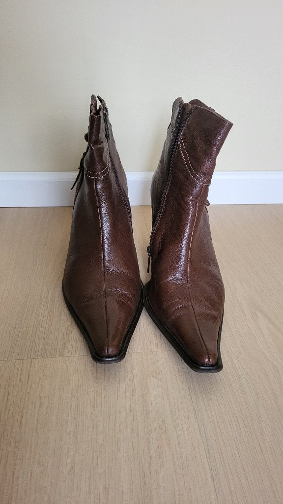 Bruine leren enkellaarsjes met hak maat 41, Kleding | Dames, Schoenen, Schoenen met lage hakken, Bruin, Ophalen of Verzenden, Zo goed als nieuw