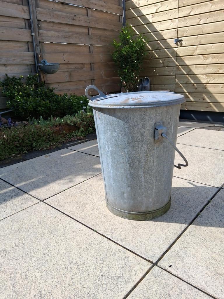 Zinken vuilnisbak gemeente Oegstgeest., Huis en Inrichting, Woonaccessoires | Prullenbakken, 40 liter of meer, Ophalen of Verzenden