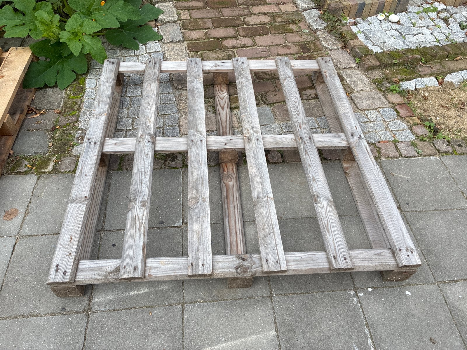Gratis pallet - vergrijsd maar in goede staat, Doe-het-zelf en Verbouw, Ophalen, Gebruikt, 100 cm of meer, 60 cm of meer