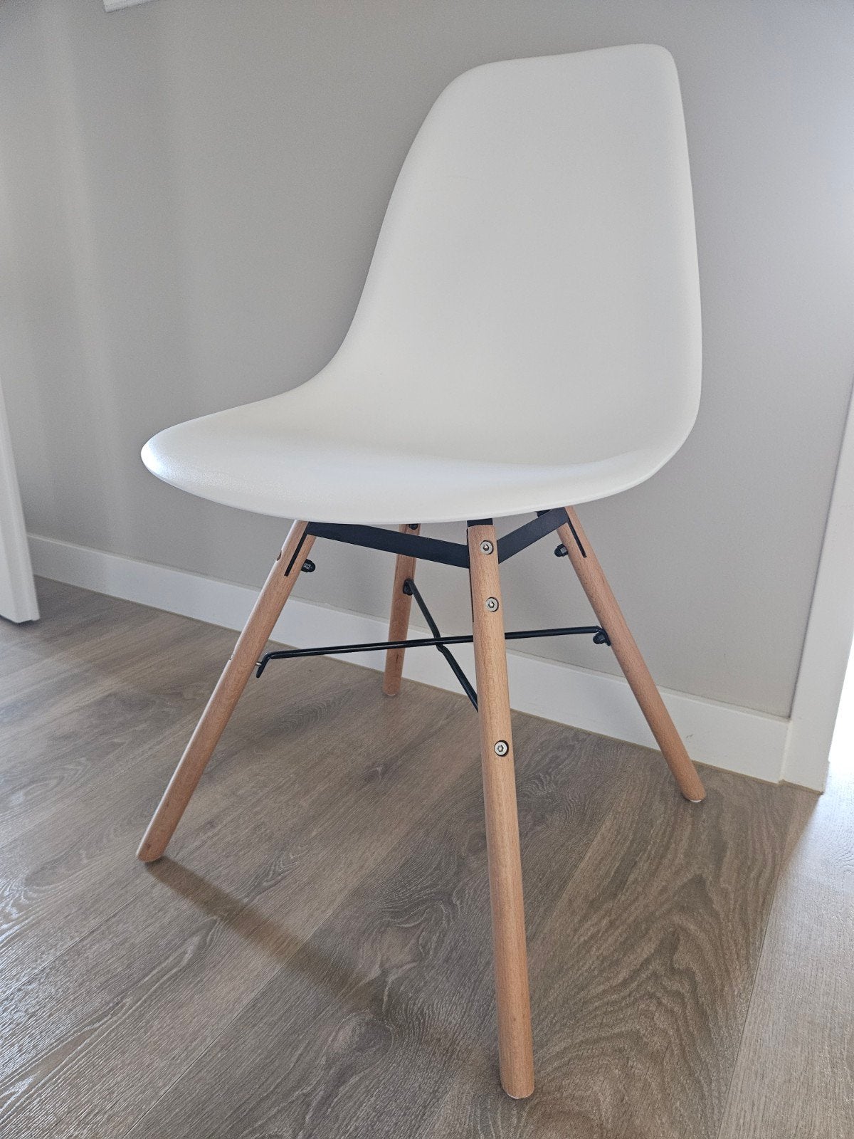 Witte stoel met houten poten Eames style, Gebruikt, Wit, Modern Scandinavisch, Eén