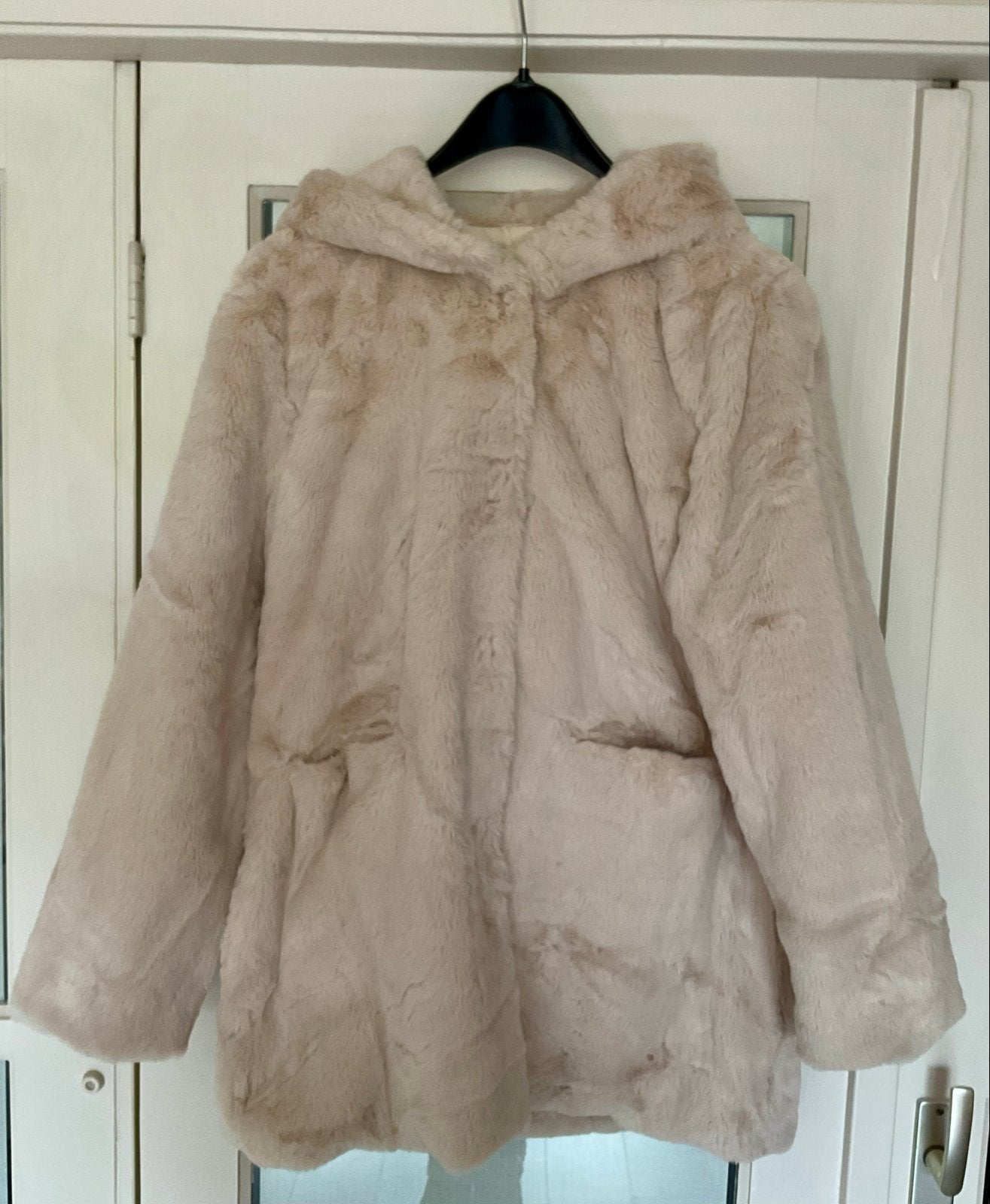 Nieuwe beige imitatiebont jas met capuchon, maat M/L, Ophalen of Verzenden, Nieuw, Maat 38/40 (M), Beige