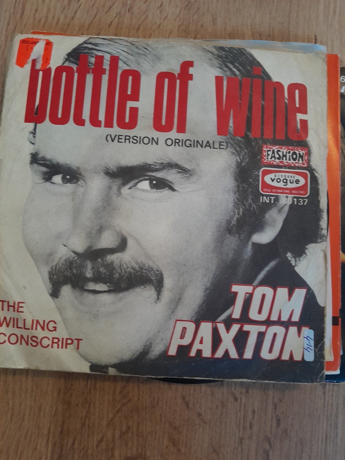 Tom Paxton 7inch bottle of wine, Ophalen of Verzenden, Zo goed als nieuw, Pop