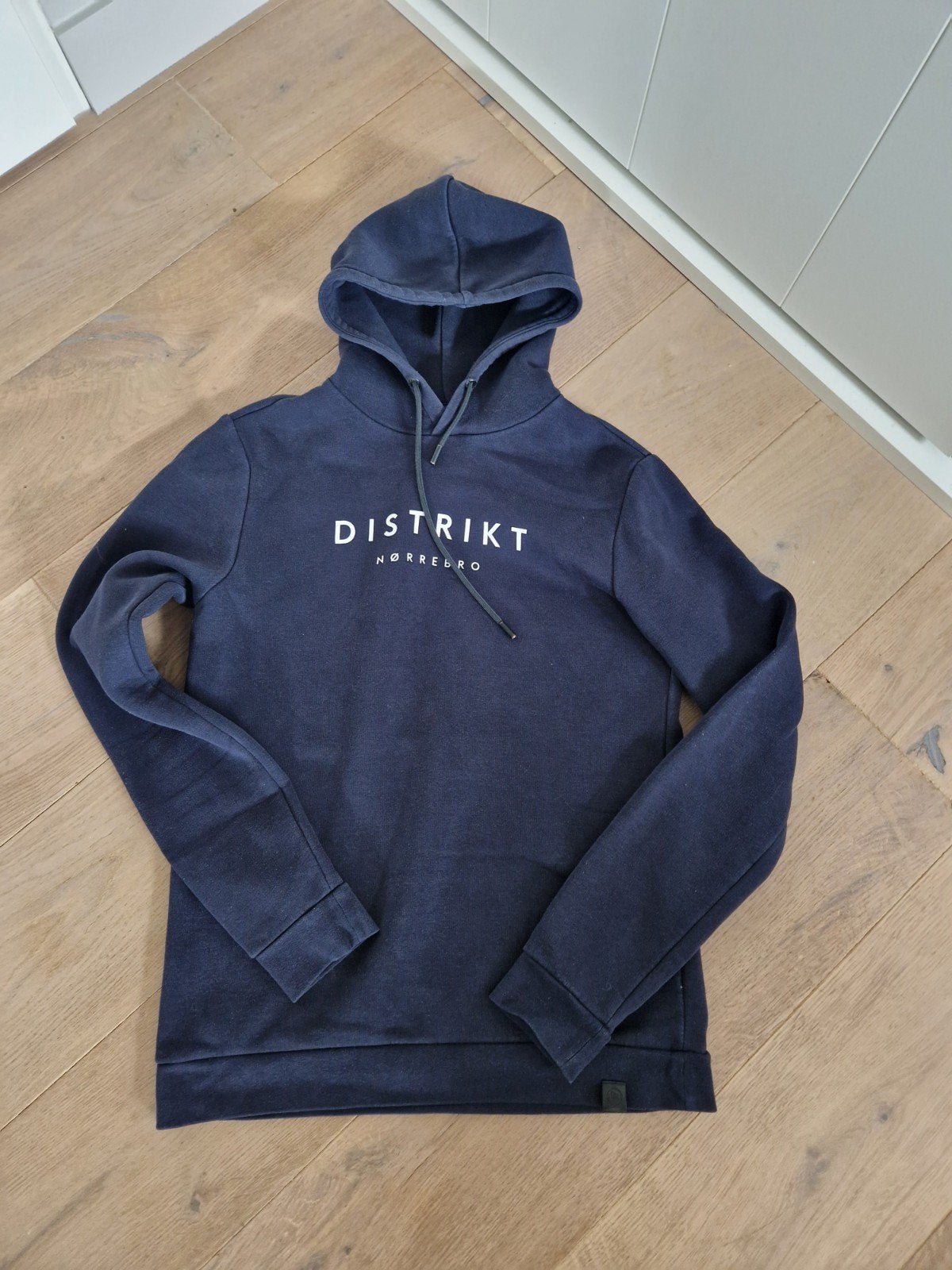 DISTRIKT Nørrebro hoodie - Maat S, Kleding | Heren, Blauw, DISTRIKT Nørrebro, Overige maten, Ophalen of Verzenden