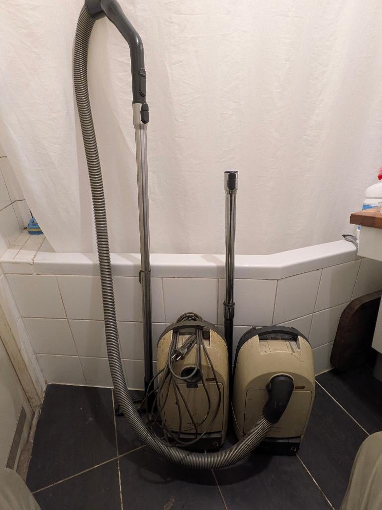 2 gebruikte Miele Compact stofzuigers met accesoires, Witgoed en Apparatuur, Stofzuigers, Stofzak, Gebruikt, Stofzuiger, Ophalen of Verzenden