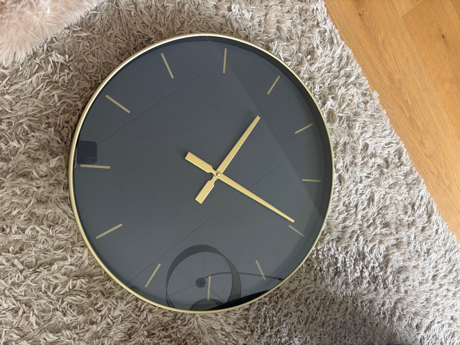 Wandklok Zwart/Goud 50cm op batterij, Ophalen, Wandklok, Analoog, Zo goed als nieuw