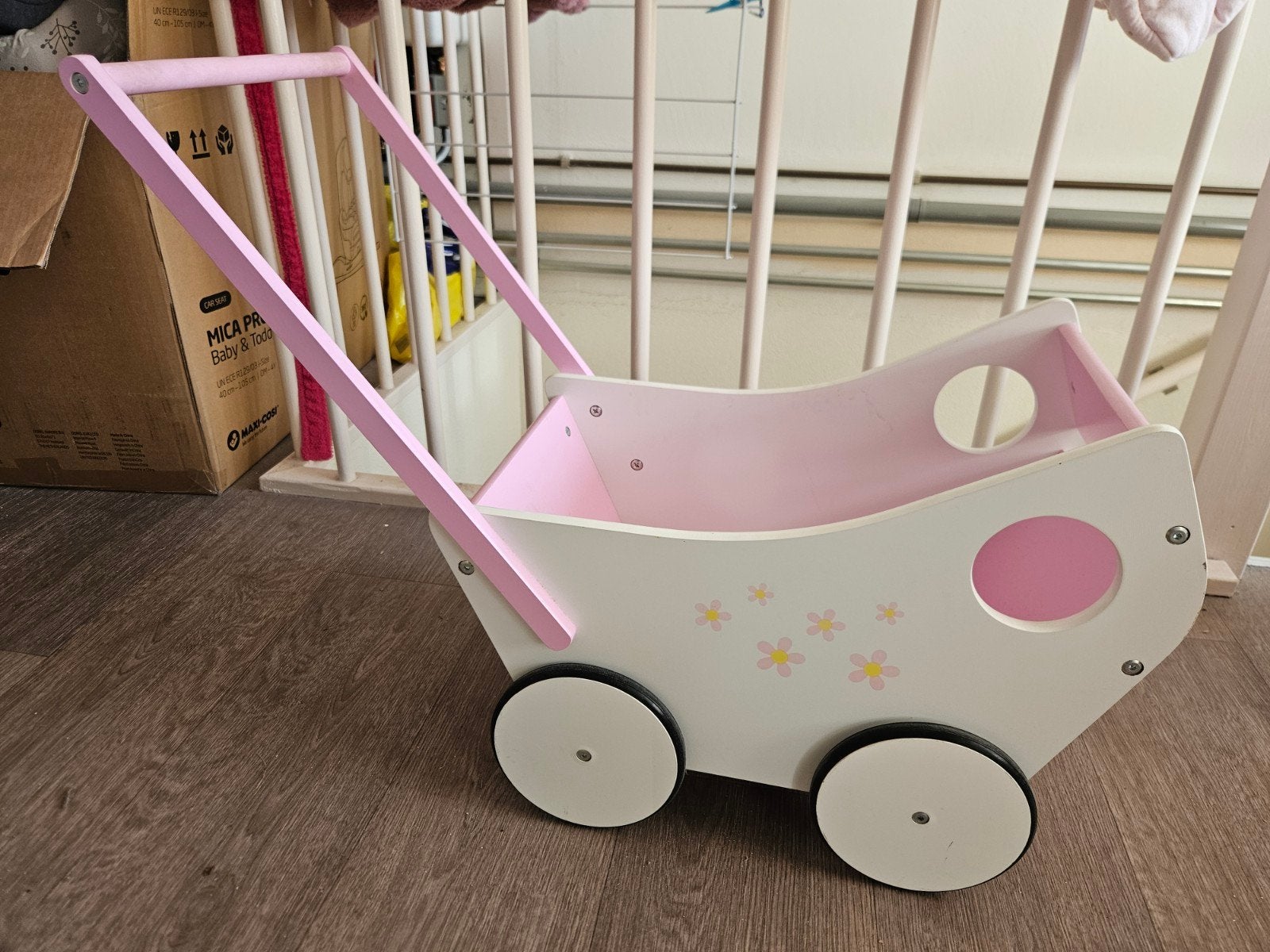 Houten poppenwagen wit/roze met bloemetjes, Kinderen en Baby's, Ophalen, Gebruikt, Babypop