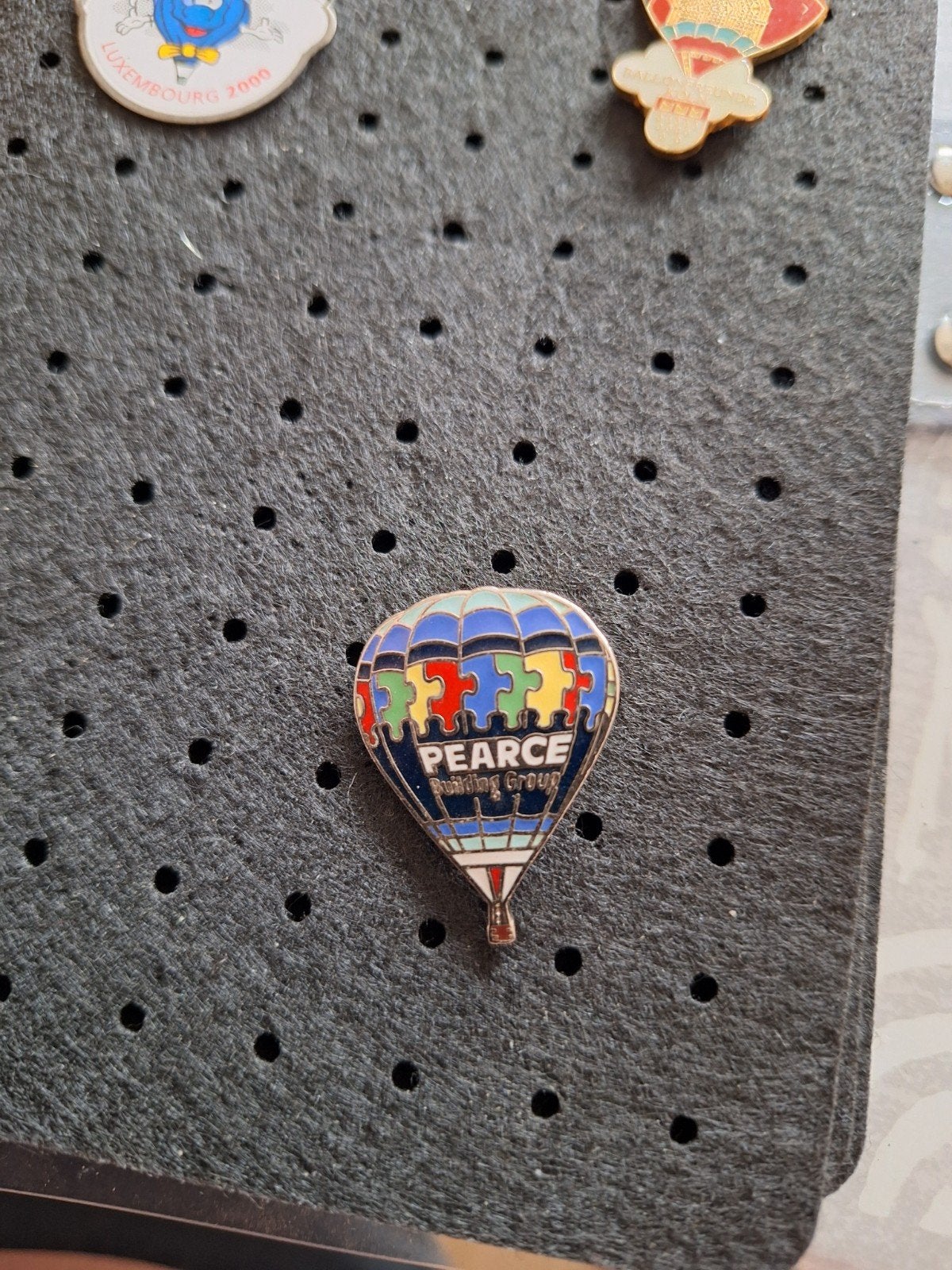 Pin: Pearce Building Group heteluchtballon, Ophalen of Verzenden, Gebruikt, Overige onderwerpen, Speldje of Pin