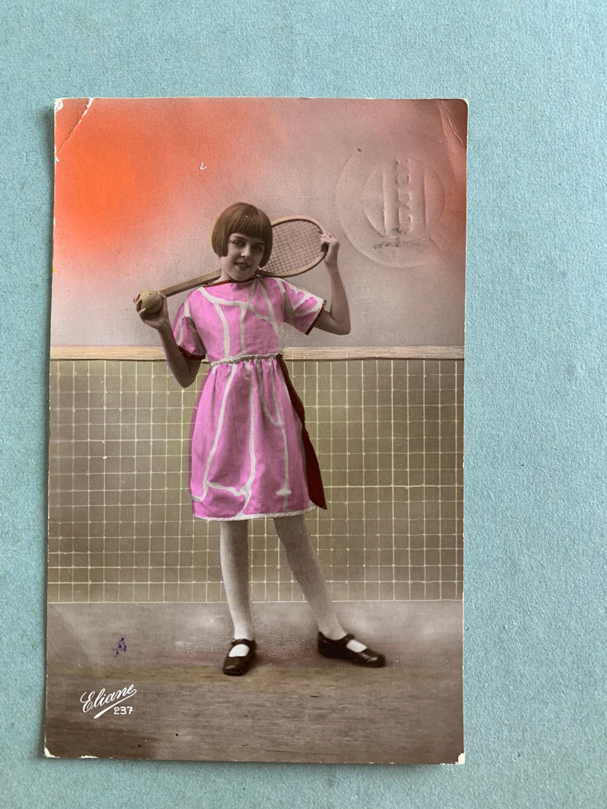 1923 Meisje met tennisracket, Ophalen of Verzenden, 1920 tot 1940, Gelopen, Sport en Spel