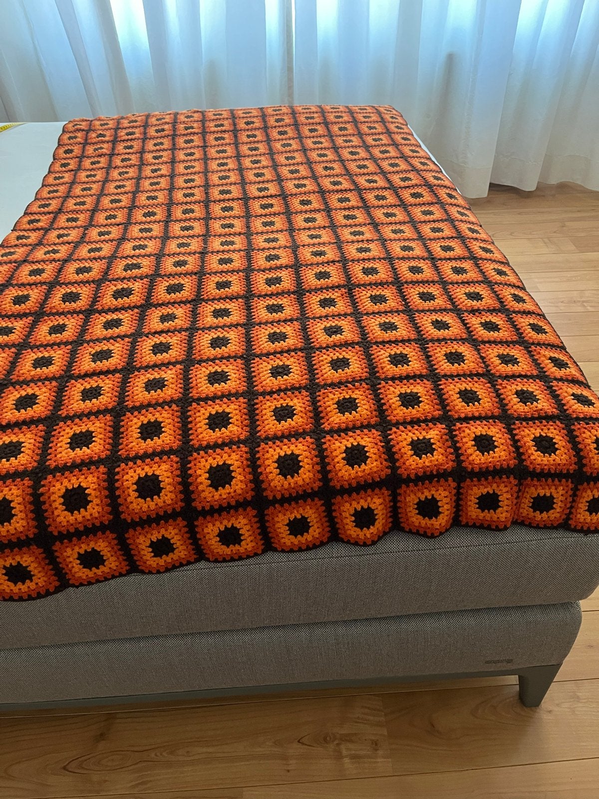 Vintage gehaakte deken / sprei  oranje en bruin, Huis en Inrichting, Slaapkamer | Beddengoed, Tweepersoons, Oranje, Ophalen of Verzenden