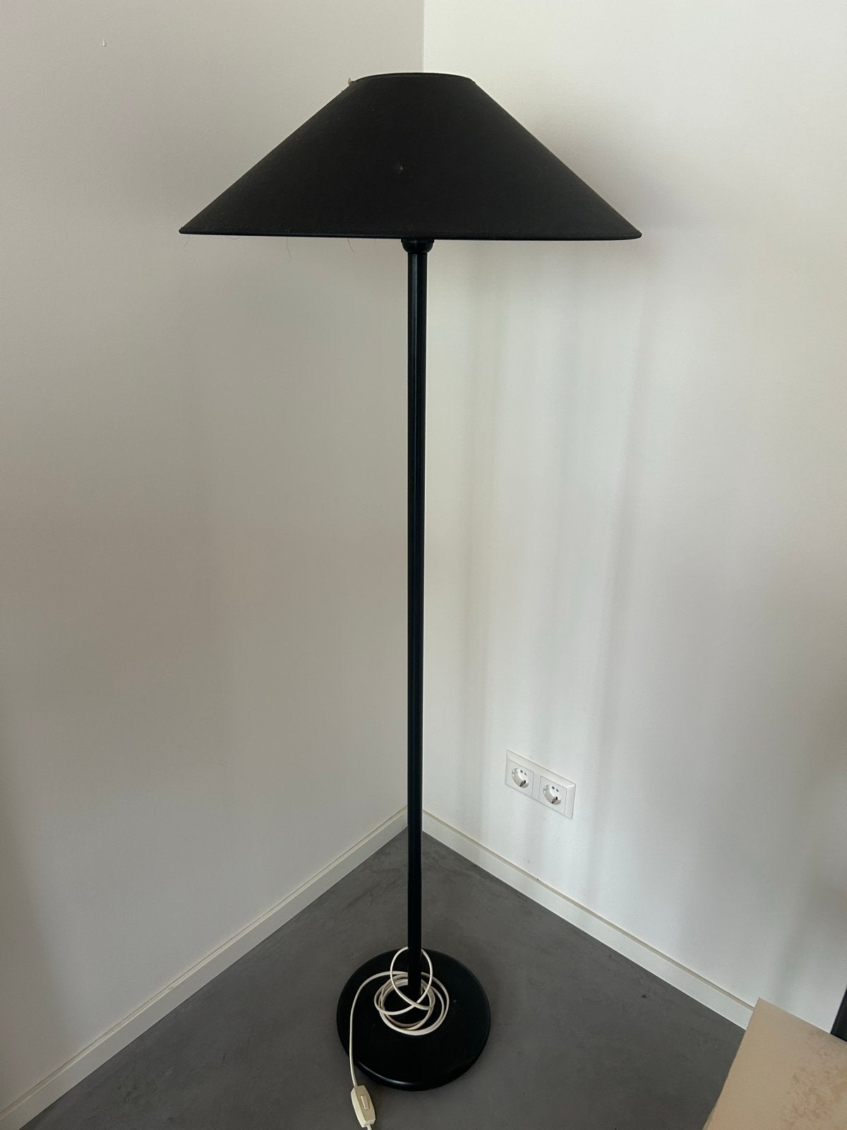 Zwarte staande lamp met brede kap, Ophalen, E27 (groot), Zo goed als nieuw, Metaal