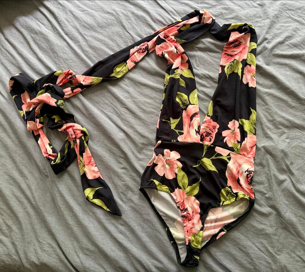Floral Wrap Top – One-Shoulder Style – Black/Pink – €21, Kleding | Dames, Ophalen of Verzenden, Zo goed als nieuw, Zwart, Badpak