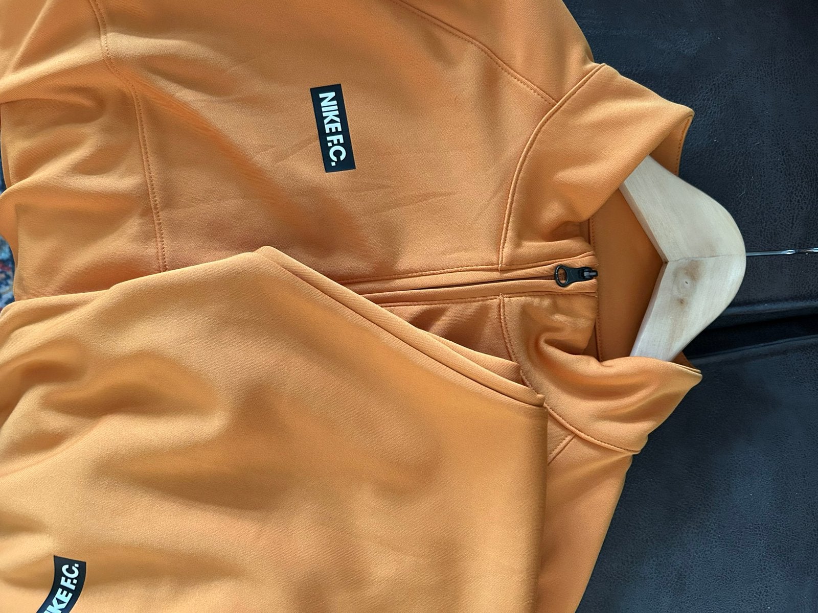 Nike trainingspak, goudgeel maat L/XL, Maat 52/54 (L), Overige kleuren, Ophalen of Verzenden, Zo goed als nieuw