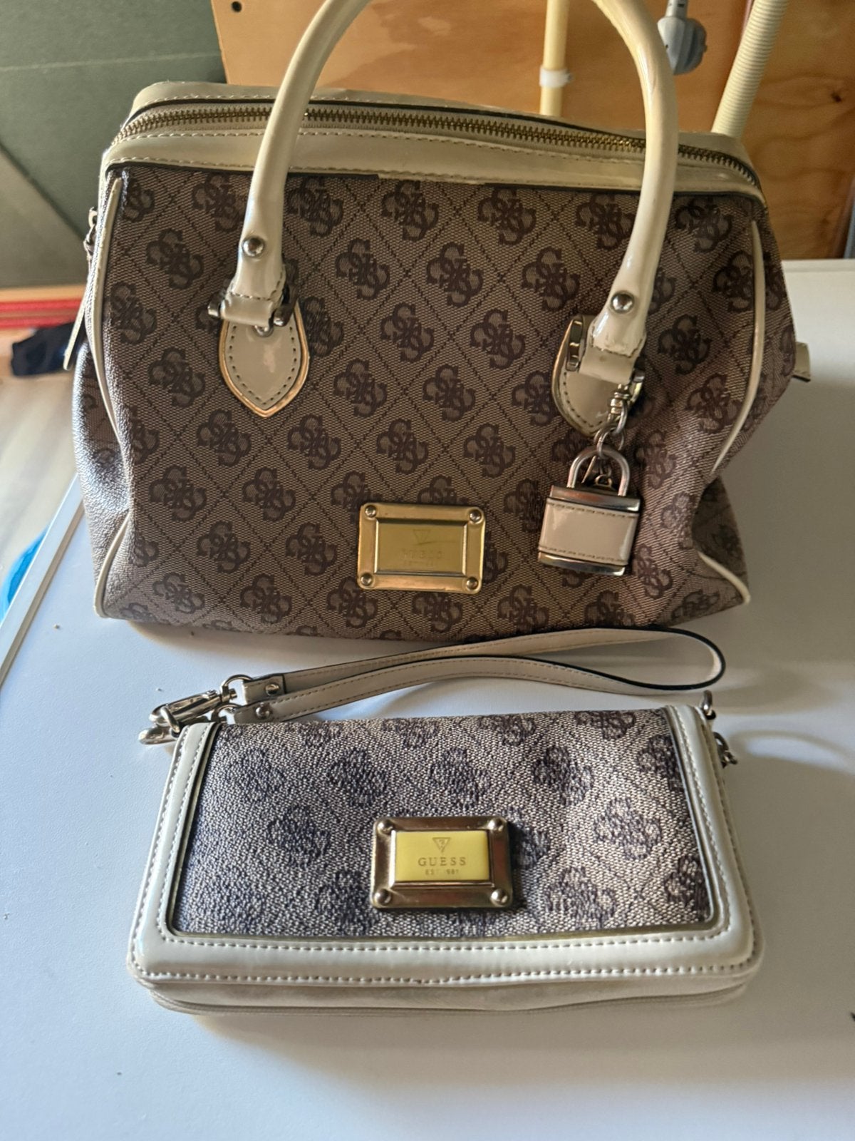 Guess portemonnee/clutch en tas - met beschadigingen, Ophalen of Verzenden, Gebruikt, Bruin, Handtas
