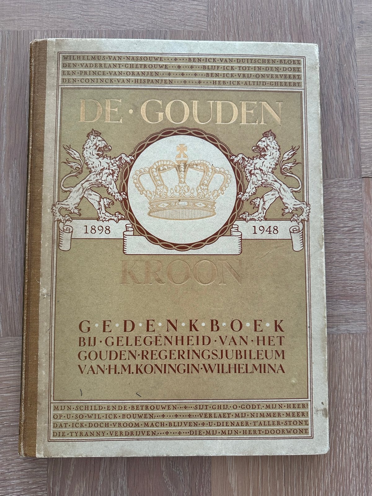 De Gouden Kroon - Gedenkboek Koningin Wilhelmina 1898-1948, Ophalen of Verzenden, 20e eeuw of later, Gelezen