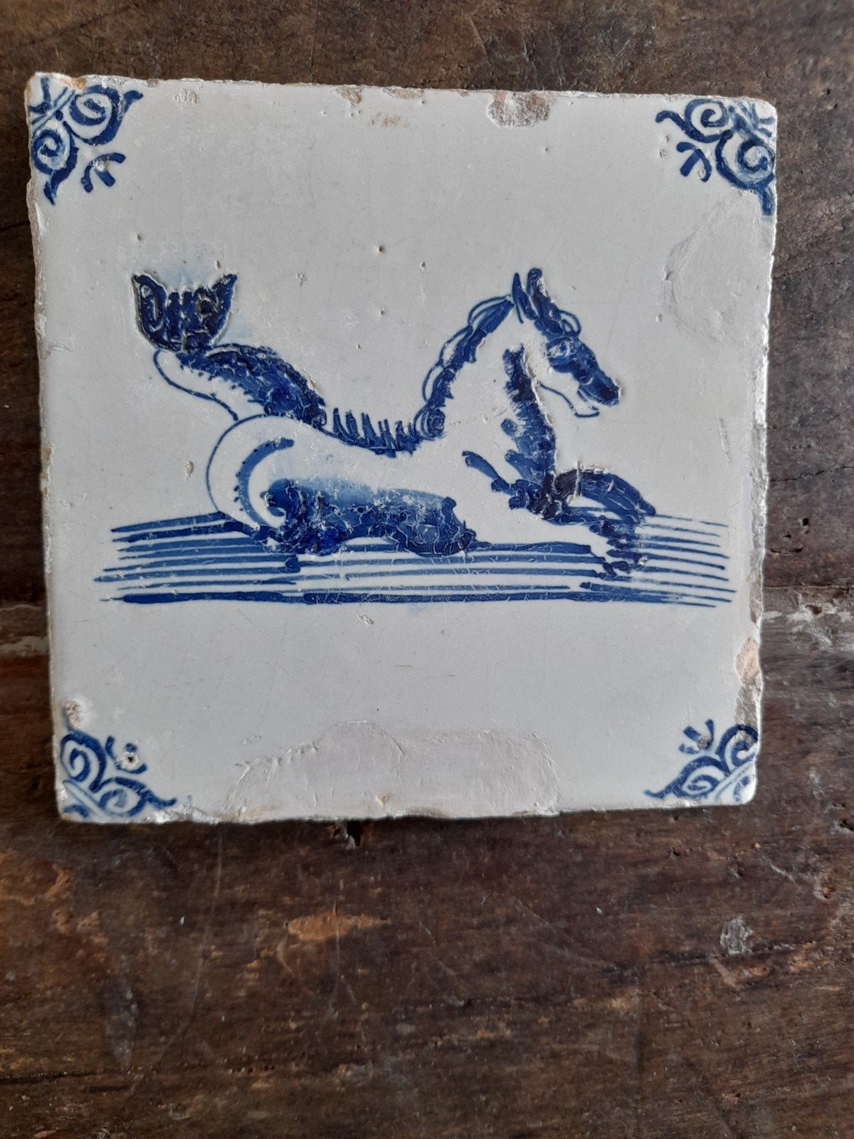 Antieke 17e eeuwse tegel met zeepaardje - Delfts Blauw, Antiek en Kunst, Ophalen of Verzenden