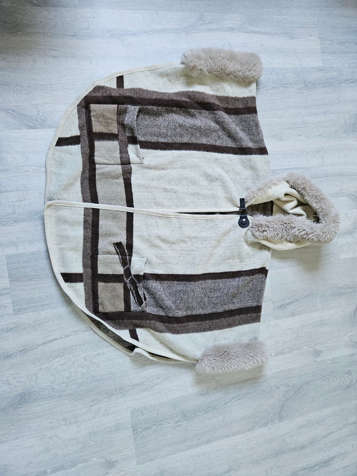 Poncho/ vest 1 maat, Ophalen of Verzenden, Zo goed als nieuw, Beige