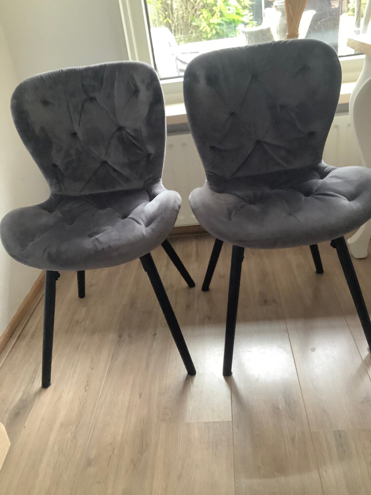 4 grijze velours eetkamer stoelen, Ophalen, Stof, Zo goed als nieuw, Vier