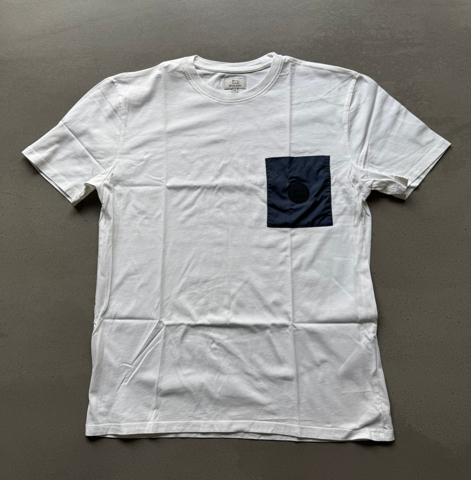Woolrich T-shirt wit + blauwe nylon zak rubber badge 16/176., Ophalen of Verzenden, Zo goed als nieuw, Jongen, Shirt of Longsleeve