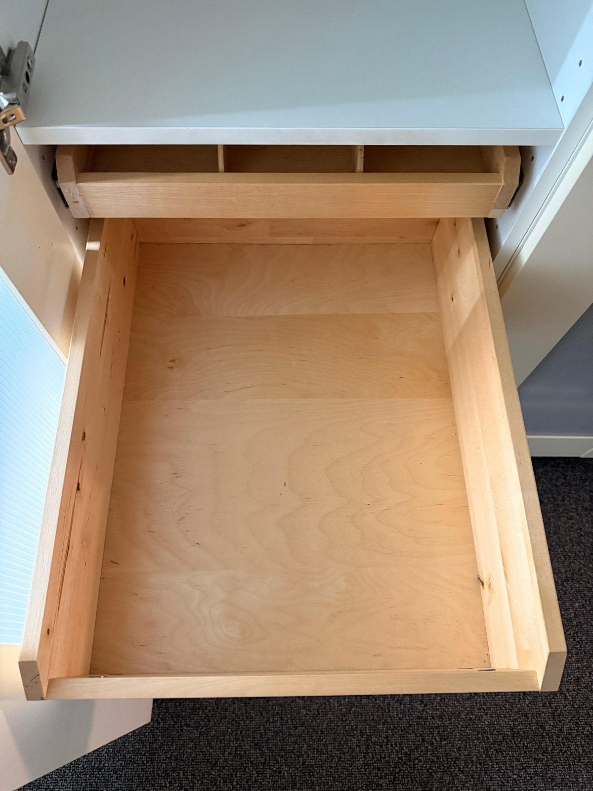 Foto 4 van Witte kledingkast met deuren, planken en lades