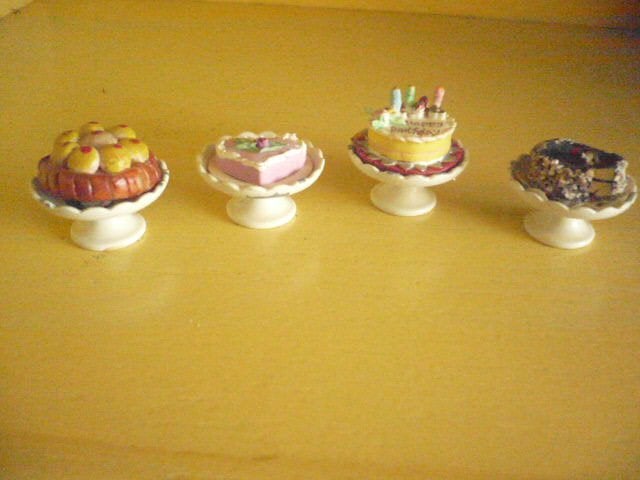 Mie18<> 4 taart standaards met taartje,s bodo hennig, Ophalen of Verzenden, Zo goed als nieuw, Poppenhuis
