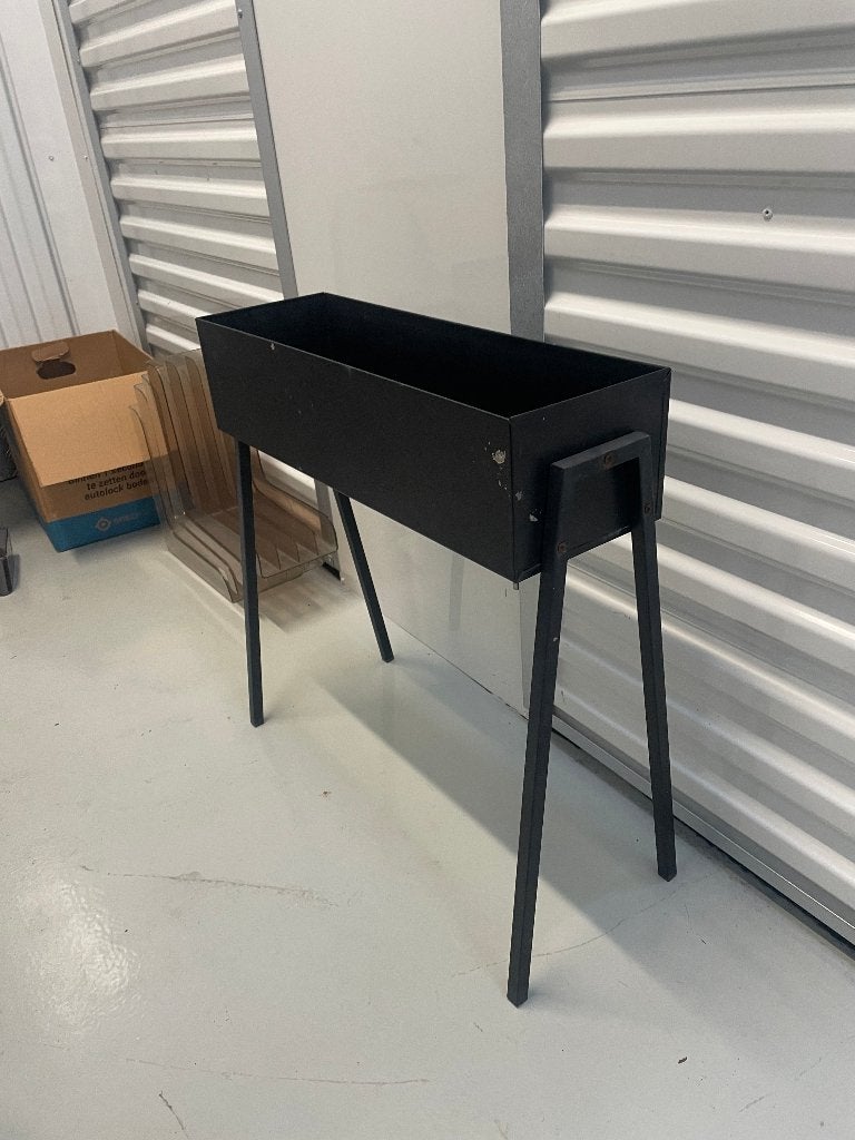 Zwart metalen plantenbak op poten Kwantum, Ophalen, Gebruikt, Metaal, 60 tot 100 cm