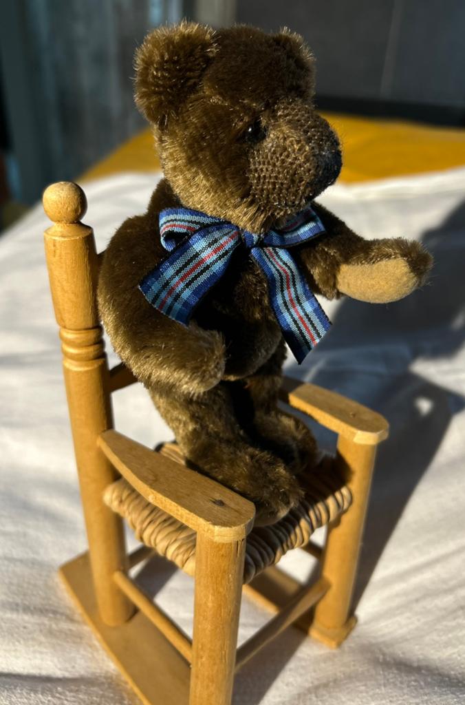 Schattig beertje Sunkid op een houten vintage stoel, Antiek en Kunst, Ophalen of Verzenden