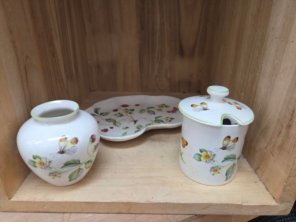 Vaasje, schaaltje en potje met vlinders en aardbeien, Huis en Inrichting, Keuken | Servies, Ophalen of Verzenden, Porselein, Overige stijlen