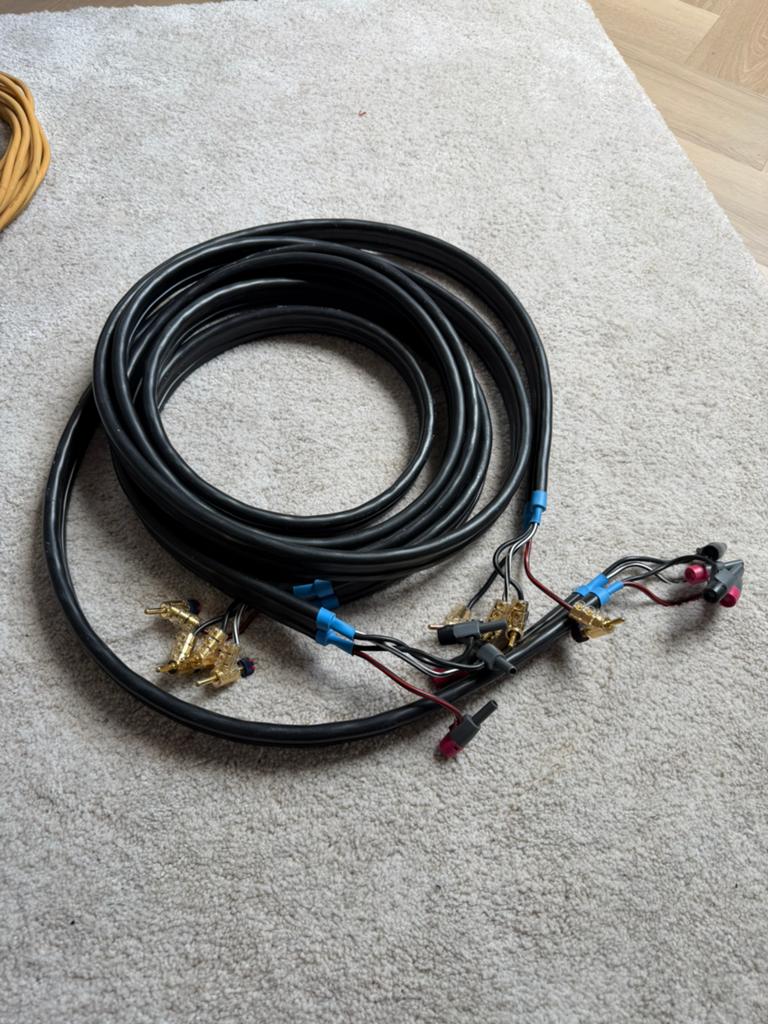 Linn K400 biwire 2x3m, WBT banaan en Linn BFA connector., Ophalen of Verzenden, Gebruikt, 2 tot 5 meter, Luidsprekerkabel