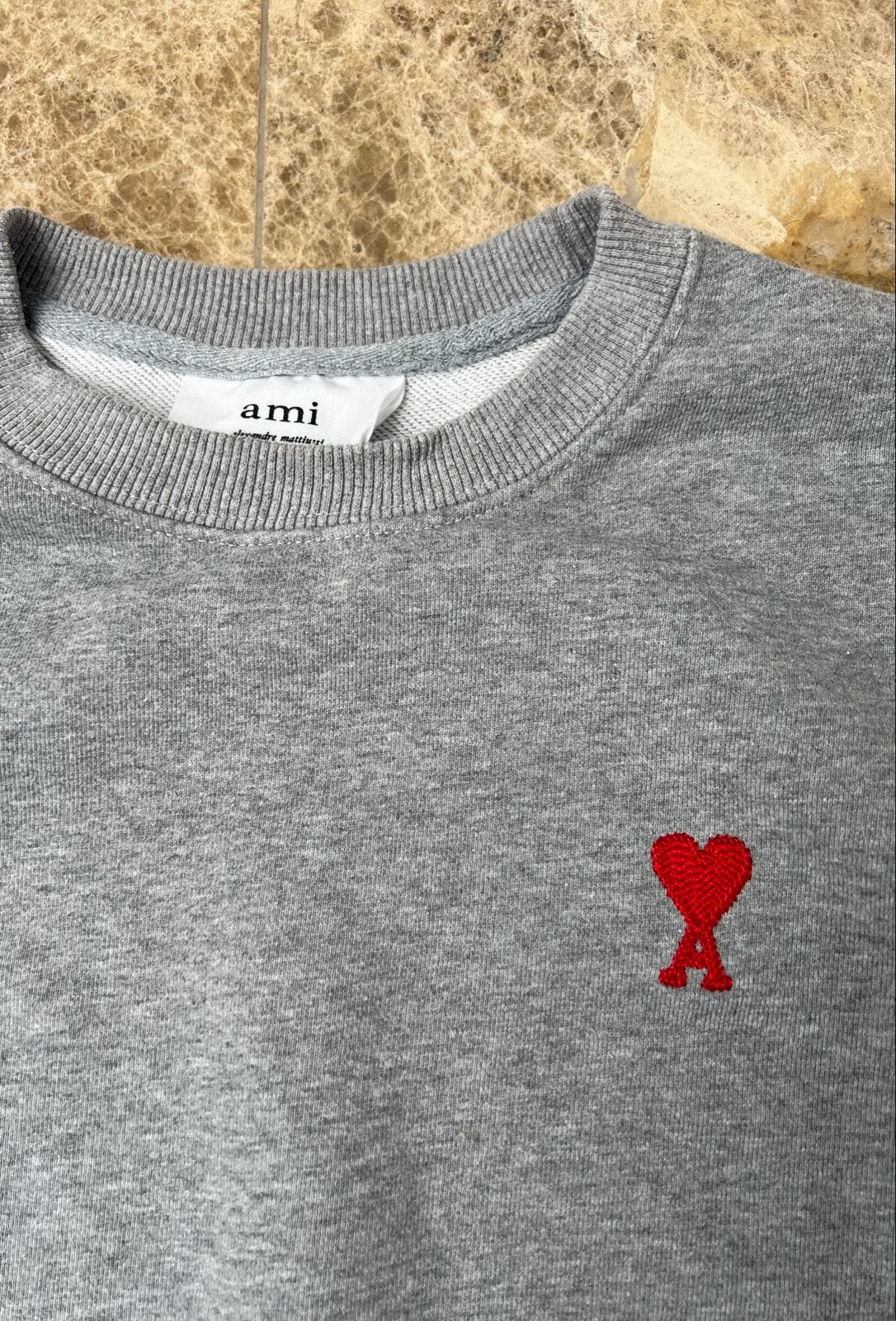 Ami Paris Sweatshirt Grijs met Rood Hartje mt s, Kleding | Heren, Truien en Vesten, Ophalen of Verzenden, Zo goed als nieuw, Maat 46 (S) of kleiner