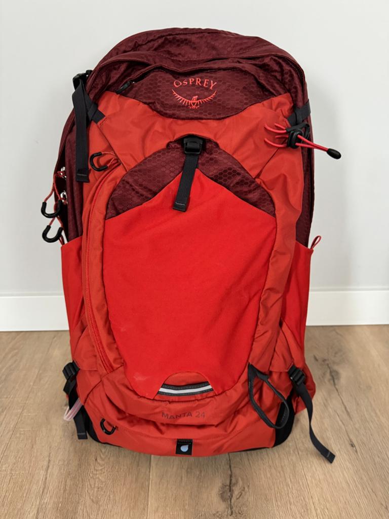 Osprey Manta 24 – Rode Hiking Rugzak + ongebr. 2.5L waterzak, 25 tot 40 cm, Zo goed als nieuw, Trekking, Ophalen