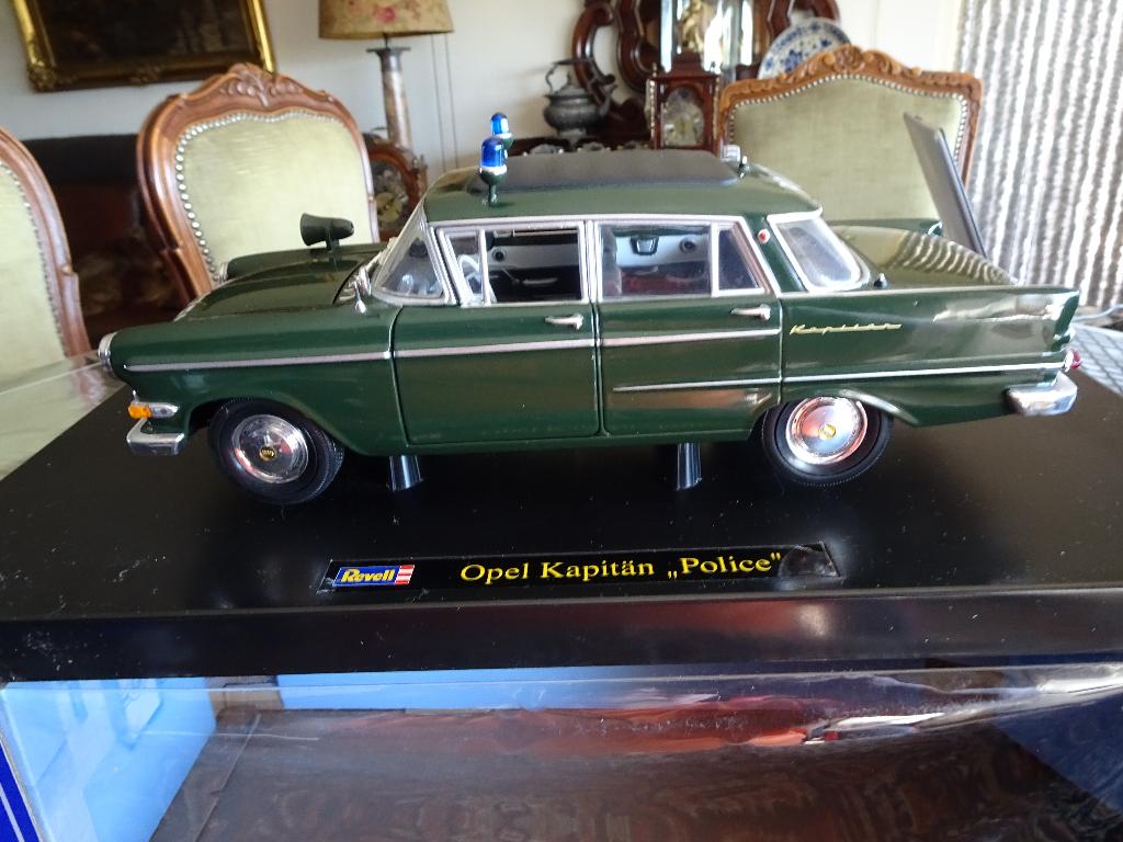 MOOIE OPEL KAPITEIN   POLITZEI REVELL  IN DOOS 1;18, Hobby en Vrije tijd, Modelauto's | 1:18, Ophalen of Verzenden, Zo goed als nieuw