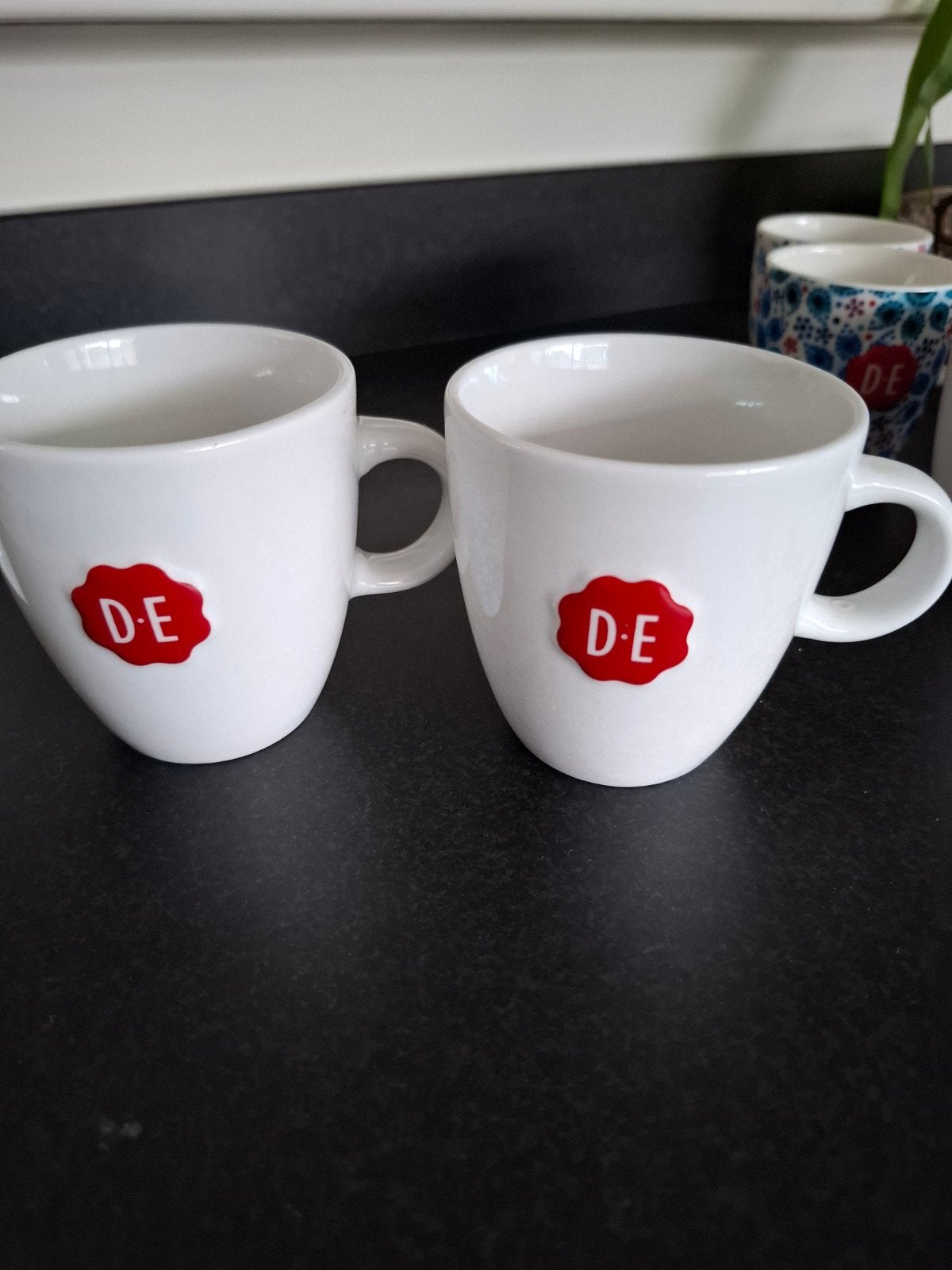 Douwe Egberts mokken, 4 stuks, Ophalen of Verzenden, Aardewerk, Overige stijlen, Kop(pen) en/of Schotel(s)