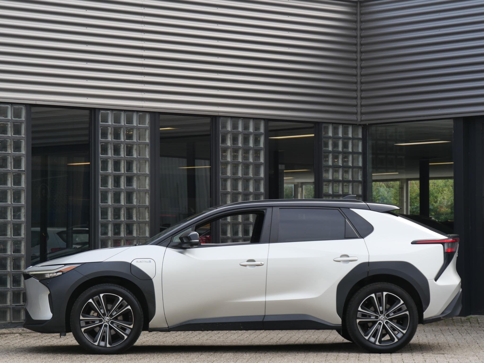 Toyota bZ4X 71kWh/ BI-TONE/ PANORAMADAK/ ELEKT. STOEL/ ELEKT, Dealer onderhouden, Gebruikt, 750 kg, 71 kWh