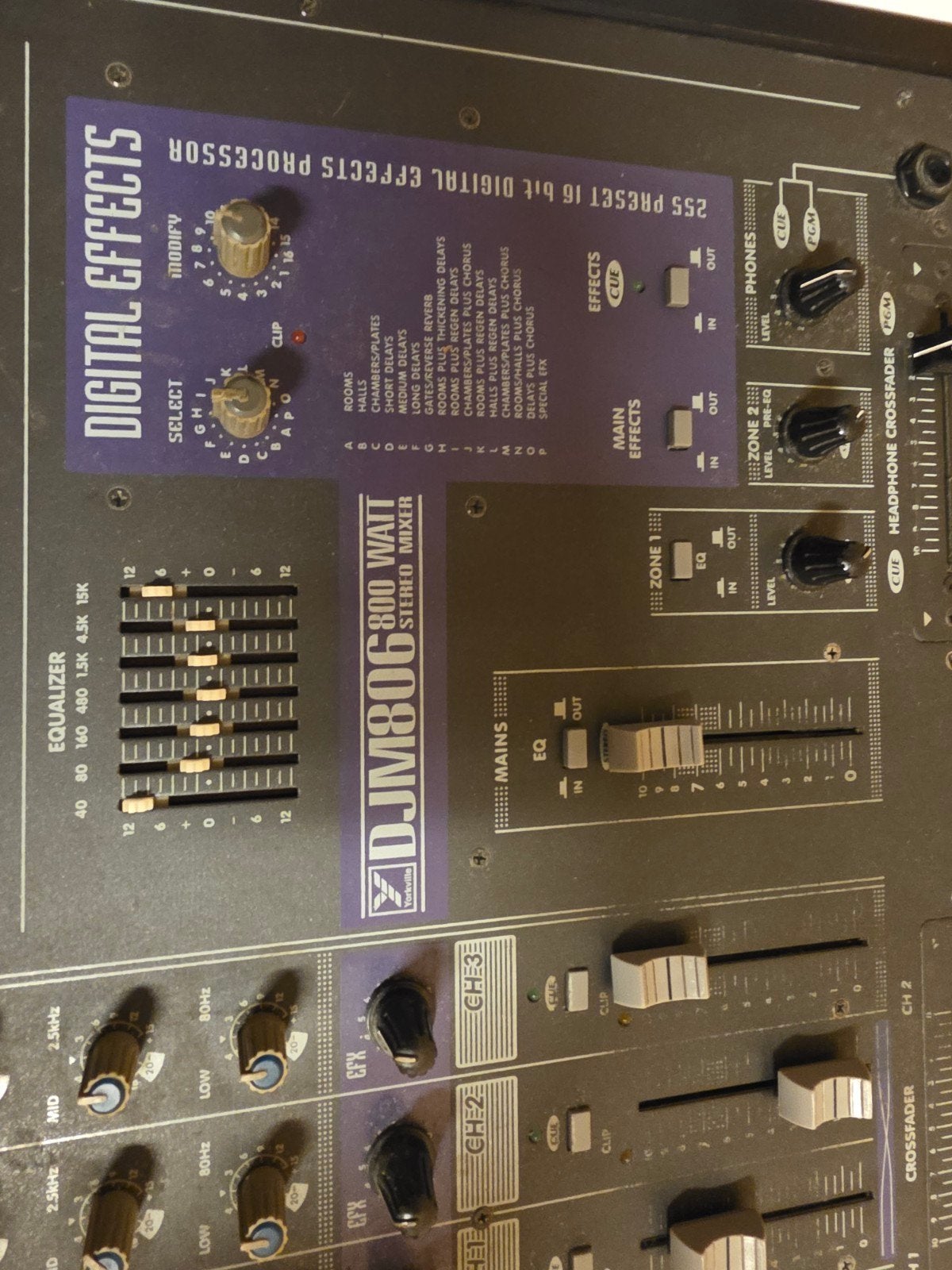 An active mixer with 4 channels 4 x400w  plus devine 6000l, Muziek en Instrumenten, Mengpanelen, Ophalen of Verzenden