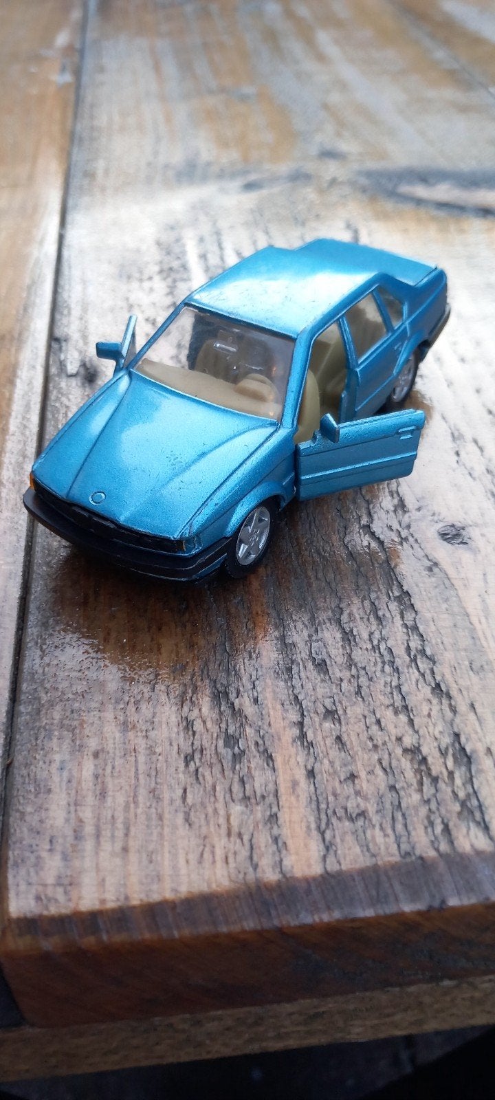 Blauwe BMW 750i (E34) met deuren die open kunnen, Overige merken, Gebruikt, 1:50 of kleiner, Auto