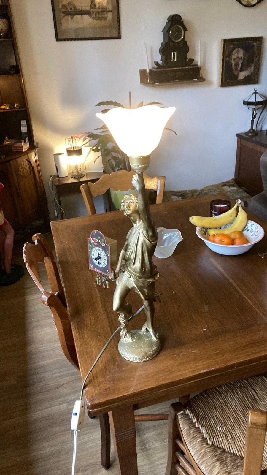 Oud metalen beeld met klokje en lamp, Antiek en Kunst, Curiosa en Brocante, Ophalen of Verzenden