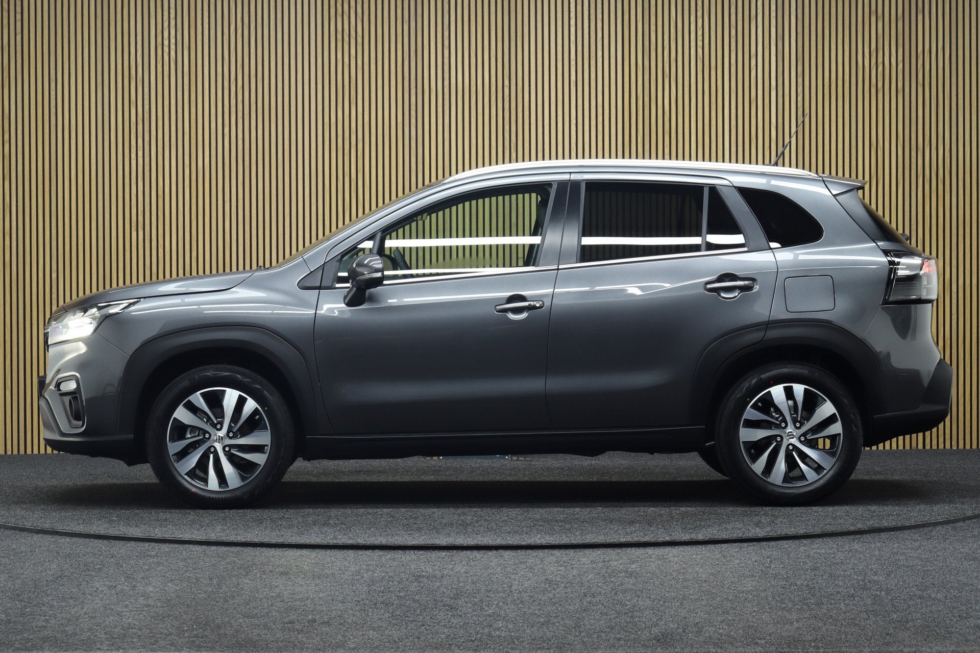 Suzuki S-Cross 1.4 Boosterjet Automaat Style Hybrid | € 3., Auto's, Suzuki, Dealer onderhouden, Gebruikt, Zwart, 4 cilinders