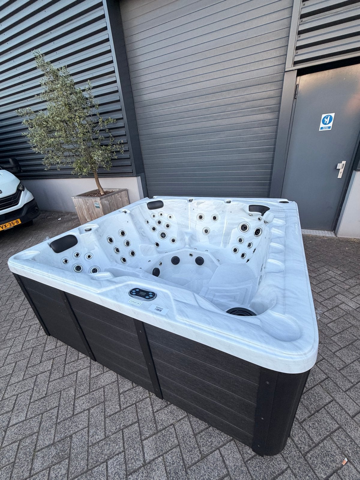 Luxe Jacuzzi / Spa - Zo goed als nieuw, Ophalen of Verzenden, Zo goed als nieuw, Vast